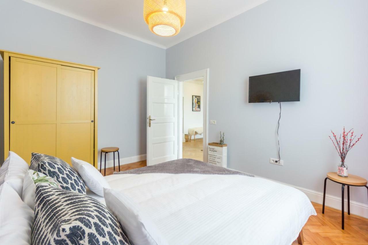 City Chic 3 Bedroom Apartment Kluż-Napoka Zewnętrze zdjęcie